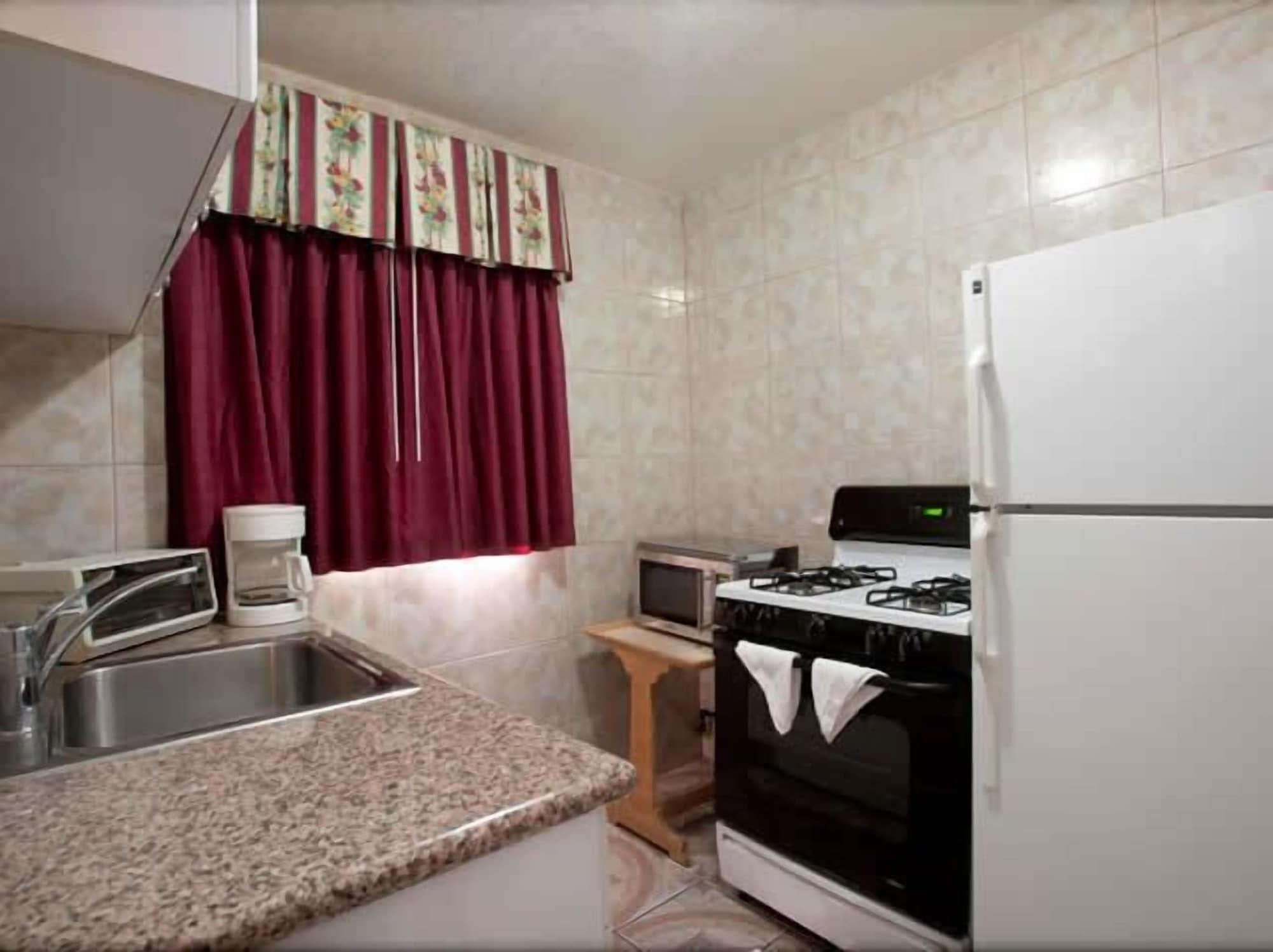 The Palace Motel 2*